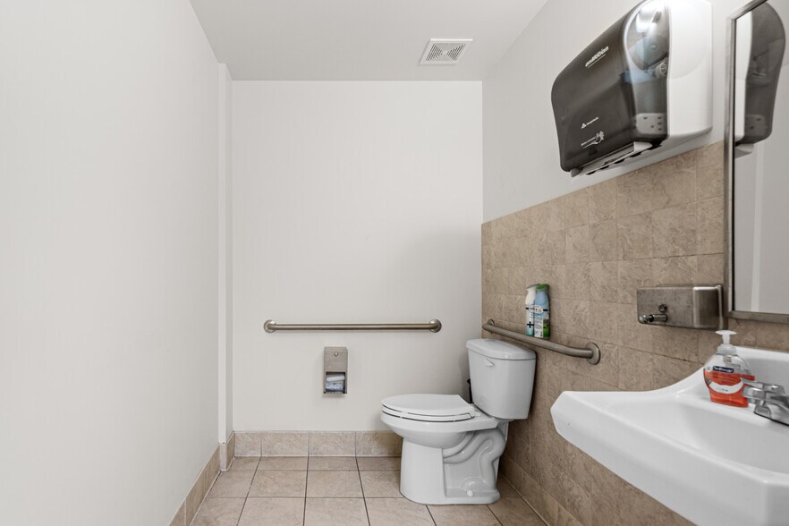 More Photos Of 6515 NW 16th St, Gainesville Manufacturing For Lease