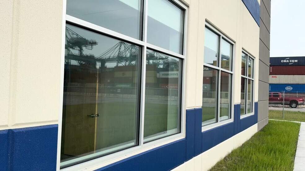 More Photos Of 1 Wild Duck Ln, Portsmouth Warehouse For Lease