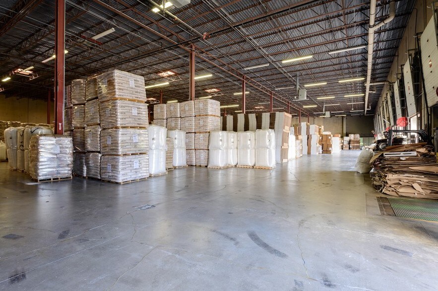 More Photos Of 6600 Cabot Dr, Glen Burnie Warehouse For Lease