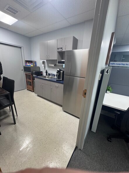 More Photos Of 505 Thornall St, Edison Office For Lease