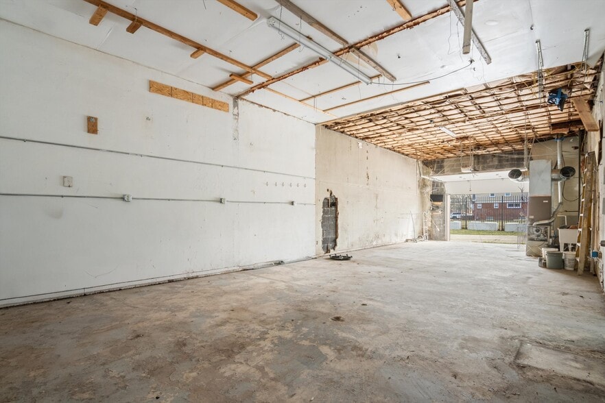 More Photos Of 300 E 8 Mile Rd, Detroit Warehouse For Lease