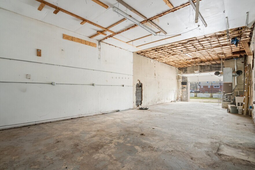 More Photos Of 300 E 8 Mile Rd, Detroit Warehouse For Lease