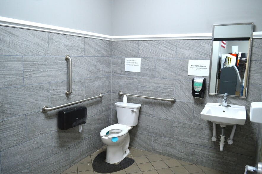 More Photos Of 341 S Main St, Bishopville Service Station For Sale