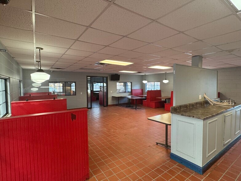 More Photos Of 109 Broad St, Hawkinsville Restaurant For Sale