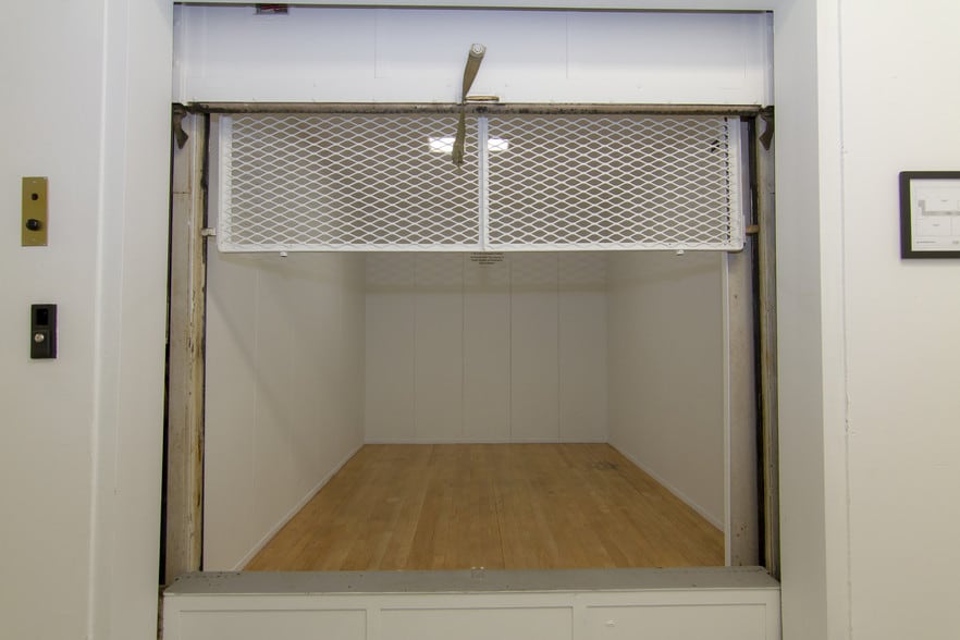 More Photos Of 120 SW Grover St, Portland Showroom For Sale