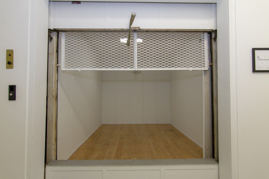More Photos Of 120 SW Grover St, Portland Showroom For Lease