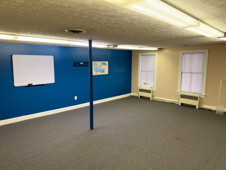 More Photos Of 634 Main St, Forest Park Flex For Sale