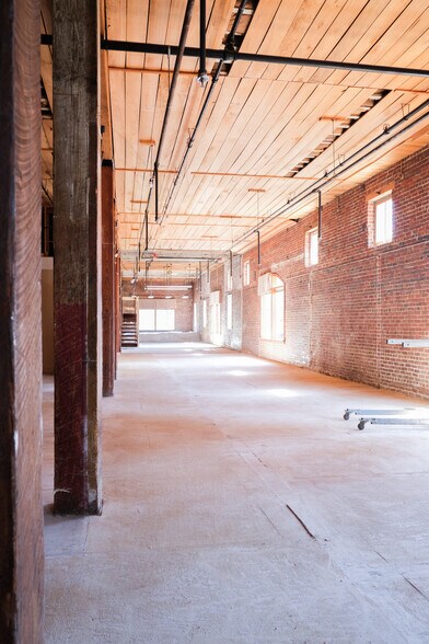 More Photos Of 200 N Canal St, Natchez Flex For Sale