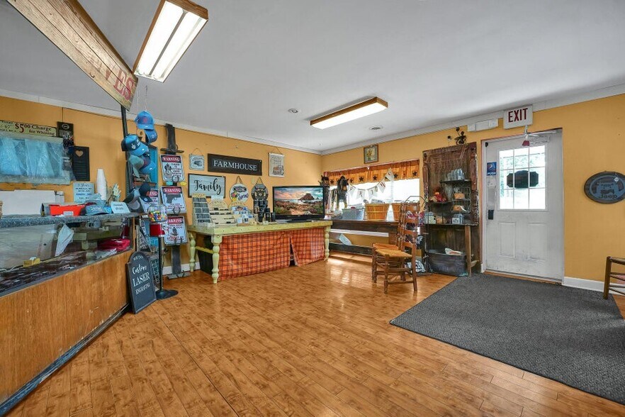 More Photos Of 11850 Walnut St, Adelphi Restaurant For Sale