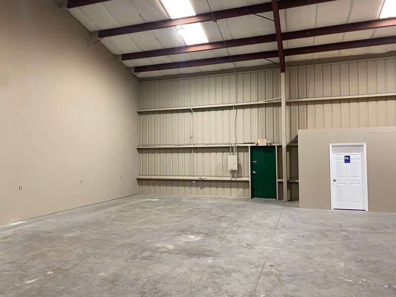 More Photos Of 743 Wesley Ave, Tarpon Springs Warehouse For Lease