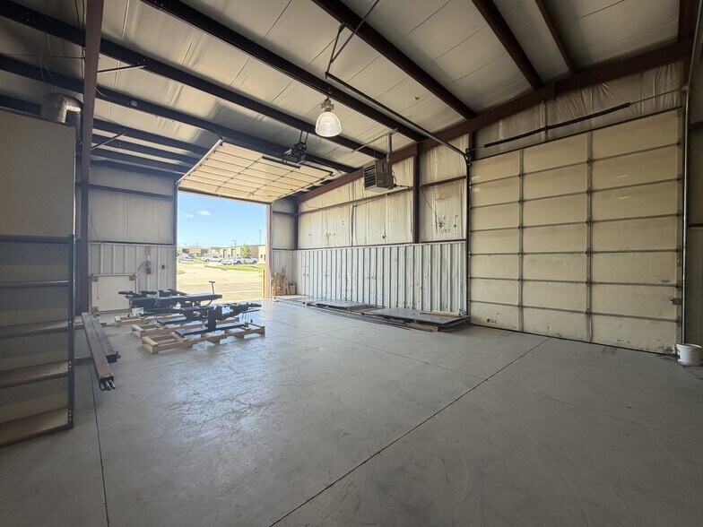 More Photos Of 1505-1509 Commerce St, Yukon Warehouse For Lease