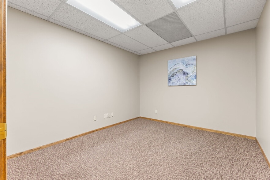 More Photos Of 2575 N Hamline Ave, Roseville Office For Sale