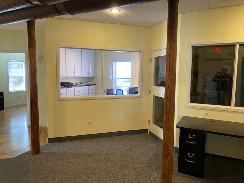 More Photos Of 7 Main St, North Kingstown Storefront Retail Office For Lease