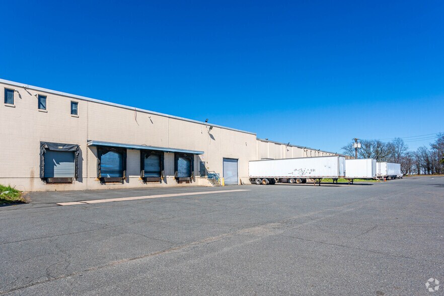 More Photos Of 9 Taylor Rd, Edison Warehouse For Lease