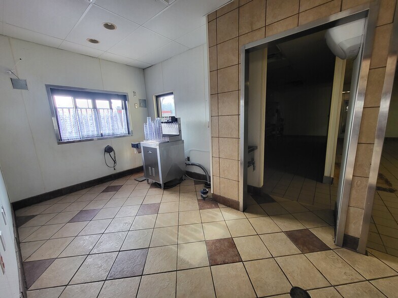 More Photos Of 648 S Neosho Blvd, Neosho Restaurant For Lease