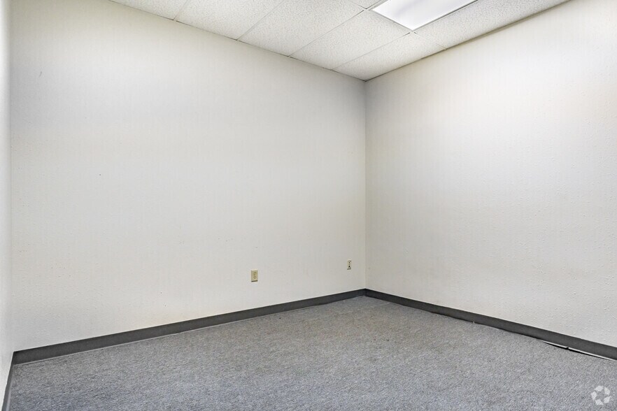 More Photos Of 11350 66th St N, Largo Office Residential For Lease