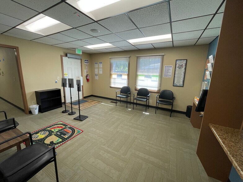 More Photos Of 1320-1326 Meridian Dr, Woodburn Office For Lease
