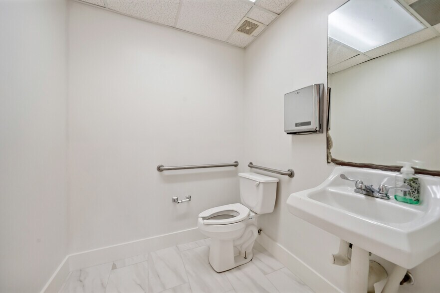 More Photos Of 909 Houston St, Conroe Freestanding For Sale