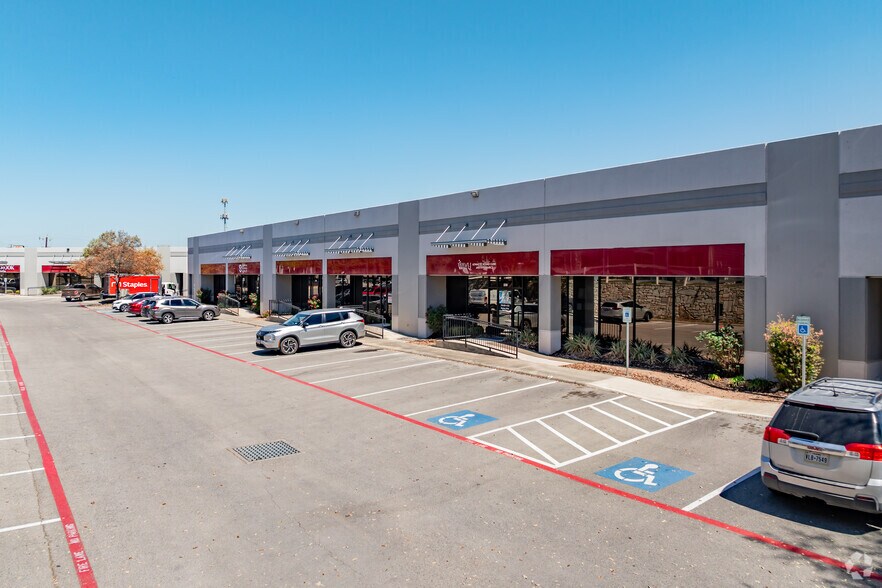 More Photos Of 8666 Huebner Rd, San Antonio Light Manufacturing For Lease