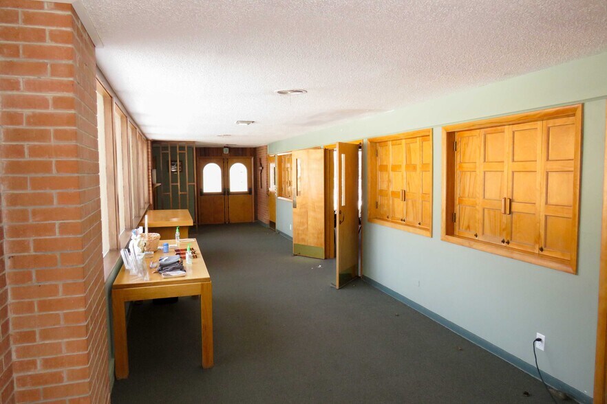 More Photos Of 1245 S Fabrique Dr, Wichita Flex For Sale