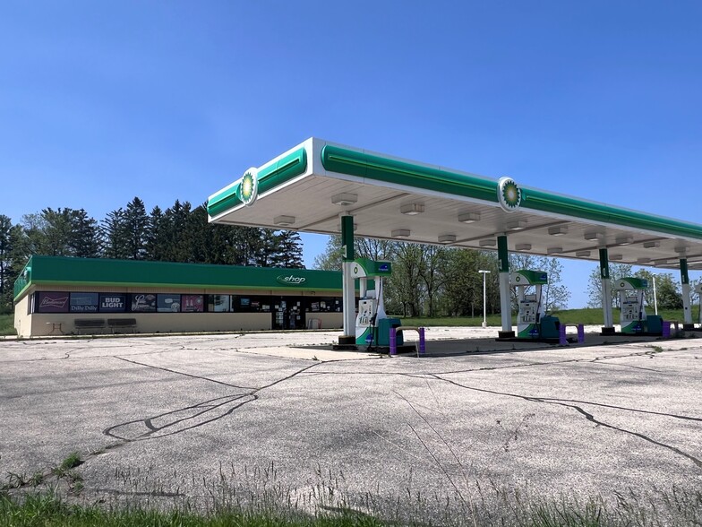 Primary Photo Of N549 Boulder Rd, Watertown Service Station For Sale