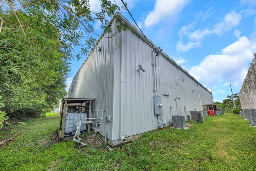 More Photos Of 10781 75th St N, Seminole Light Manufacturing For Lease