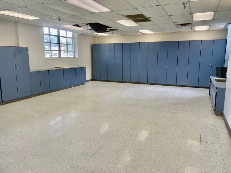 More Photos Of 216 E College St, Seguin Flex For Sale