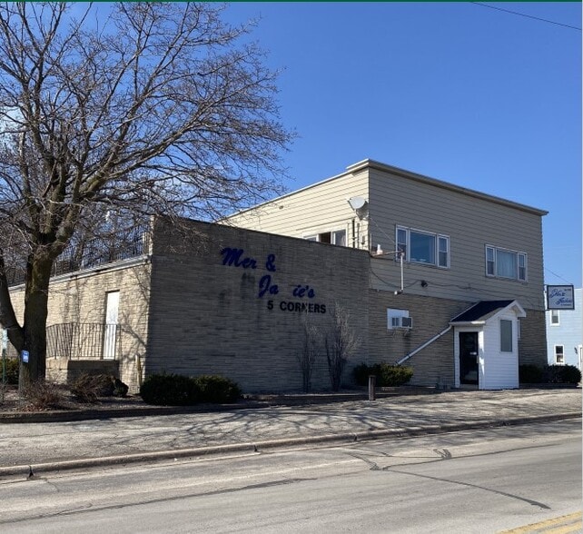 Primary Photo Of 4899 County Hwy EE, Appleton Restaurant For Sale