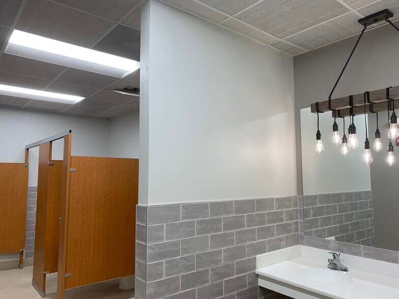 More Photos Of 1310 NW Vivion Rd, Kansas City Office For Lease