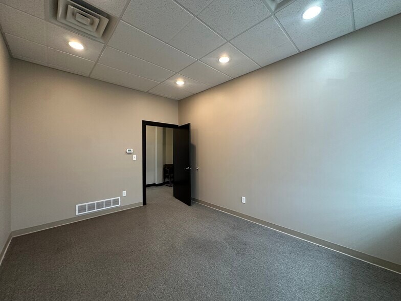 More Photos Of 673 Westbury Dr, Iowa City Storefront Retail Office For Sale