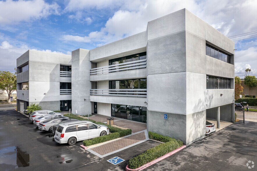 More Photos Of 1600 E 4th St, Santa Ana Medical For Lease