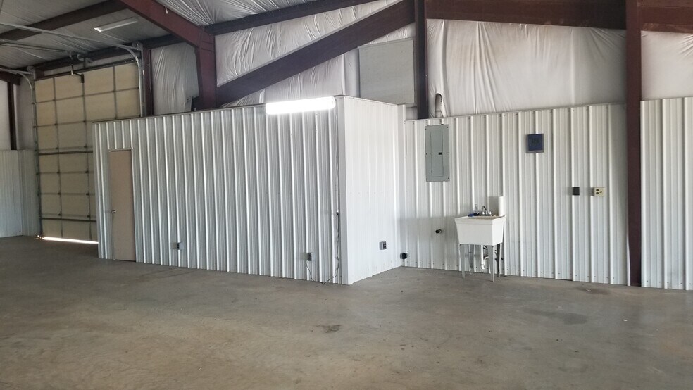 More Photos Of 3701 US Highway 81, Marlow Warehouse For Lease