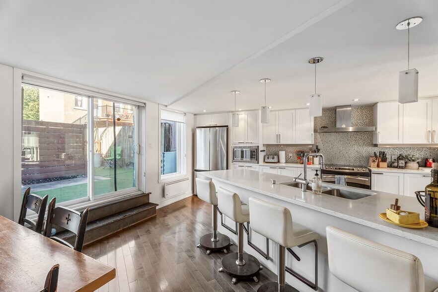 More Photos Of 3009 St Notre-Dame O, Montréal Restaurant For Sale