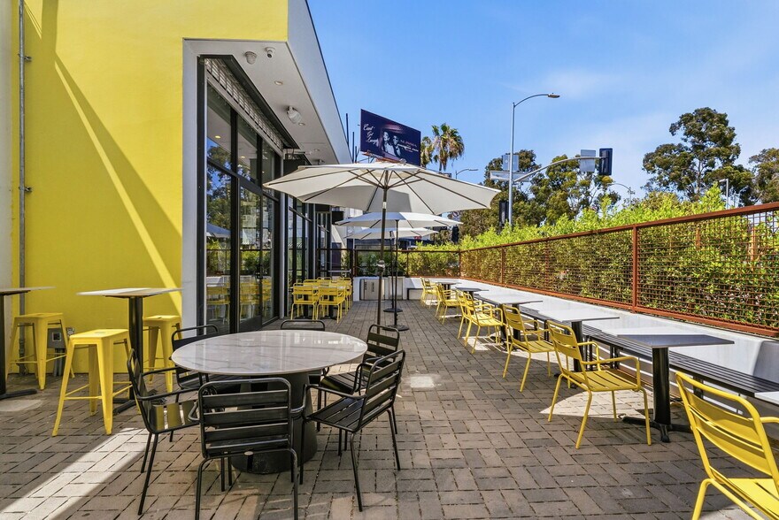 More Photos Of 465 N Fairfax Ave, Los Angeles Fast Food For Lease