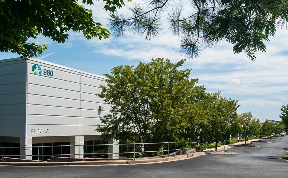 More Photos Of 980 Cobb Place Blvd, Kennesaw Warehouse For Lease