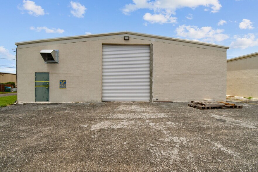 More Photos Of 13195 N 49th St N, Clearwater Warehouse For Lease