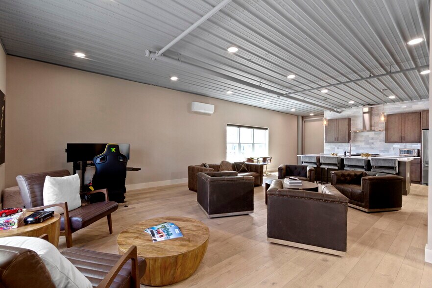 More Photos Of 17745 Motor District Cir, Westfield Showroom For Sale