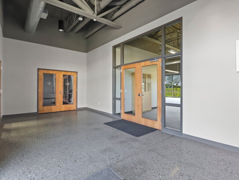 More Photos Of 1071 Uniek Dr, Waunakee Flex For Sale