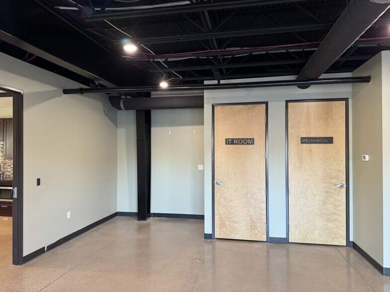 More Photos Of 3000 Airport Dr, Erie Flex For Sale