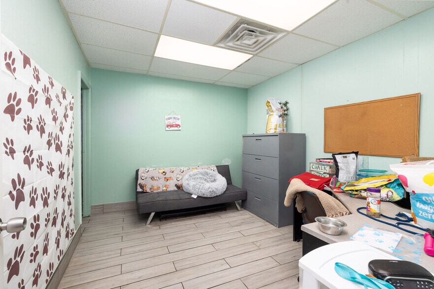 More Photos Of 5617 Dorchester Rd, North Charleston Veterinarian Kennel For Lease