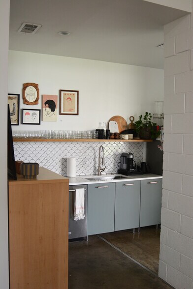 More Photos Of 2530-2532 Converse St, Dallas Light Manufacturing For Sale