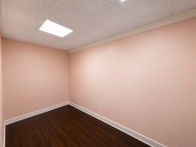 More Photos Of 3310 W Bay To Bay Blvd, Tampa Storefront For Lease