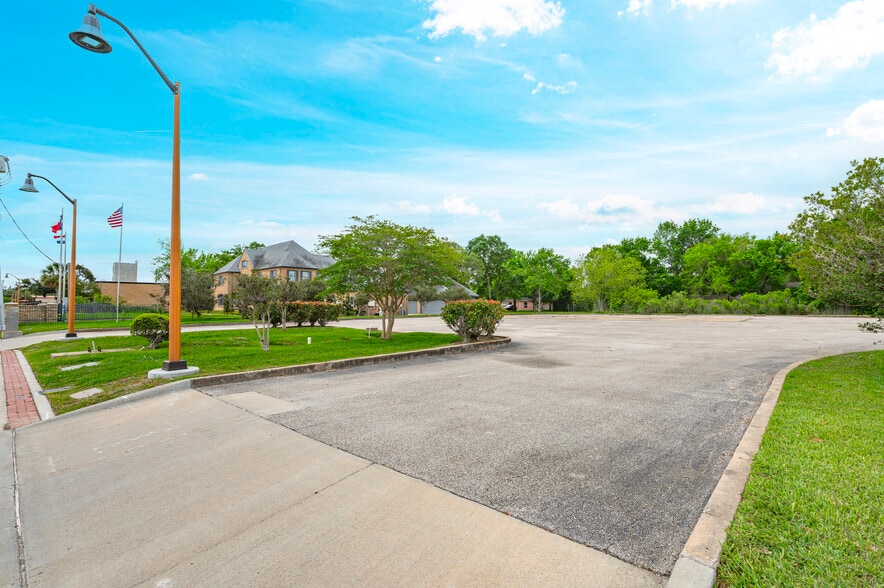 More Photos Of 310 Friendswood Dr, Friendswood Land For Lease
