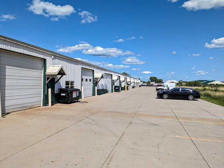More Photos Of 36 Center Dr, Gilberts Warehouse For Lease