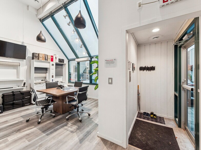 More Photos Of 175 W Beaver Creek Rd, Richmond Hill Light Distribution For Sale