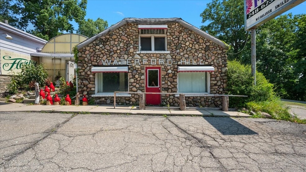 More Photos Of 5992 Dixie Hwy, Village of Clarkston General Retail For Sale