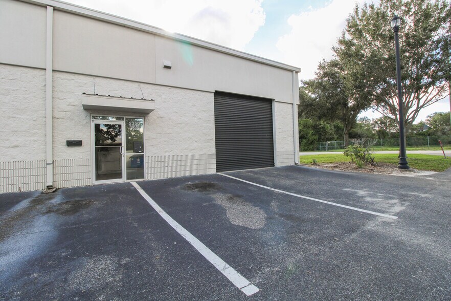 More Photos Of 2350 Us-17-92, Longwood Showroom For Lease