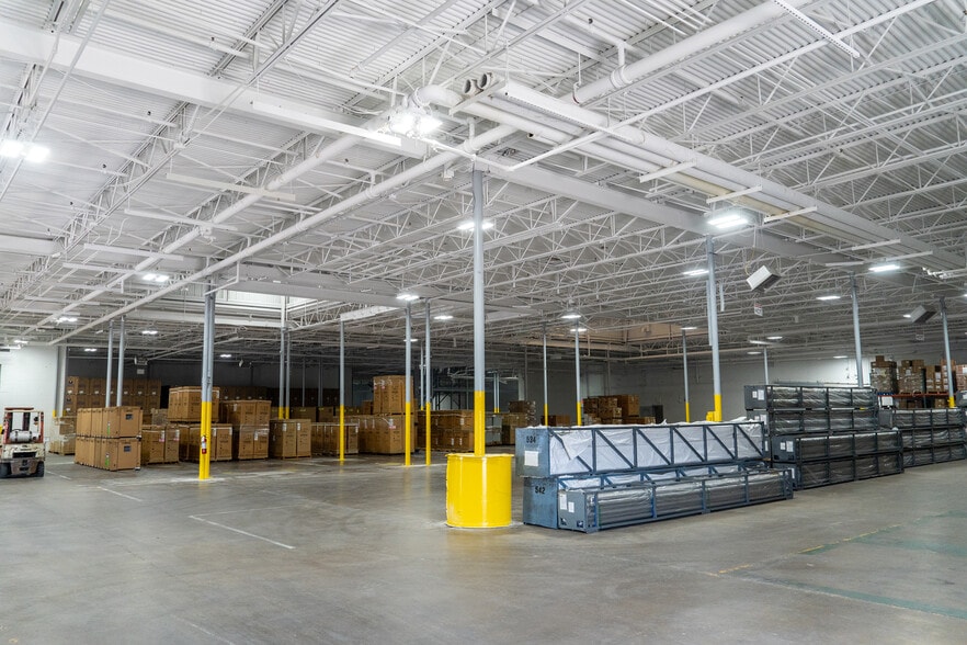 More Photos Of 1205 E Avenue H, Grand Prairie Distribution For Sale