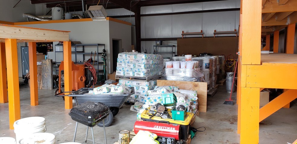 More Photos Of 5146 N 23rd St, Ozark Warehouse For Lease