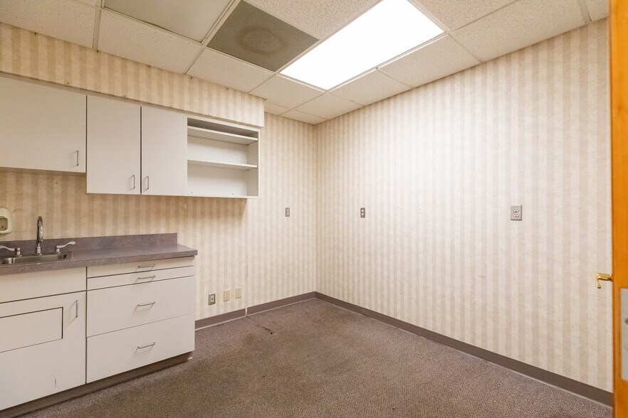 More Photos Of 640 S Walker St, Bloomington Medical For Sale